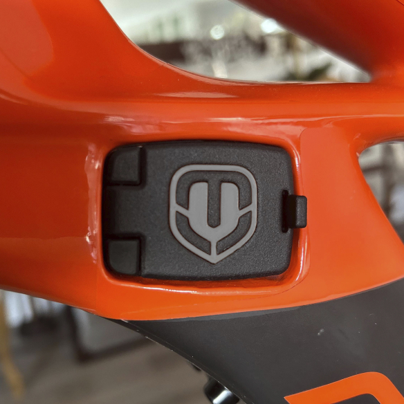 MONDRAKAP CARBON - Tapa para puerto de carga de Mondraker Crafty Carbon