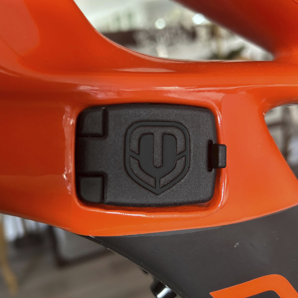 MONDRAKAP CARBON - Tapa para puerto de carga de Mondraker Crafty Carbon
